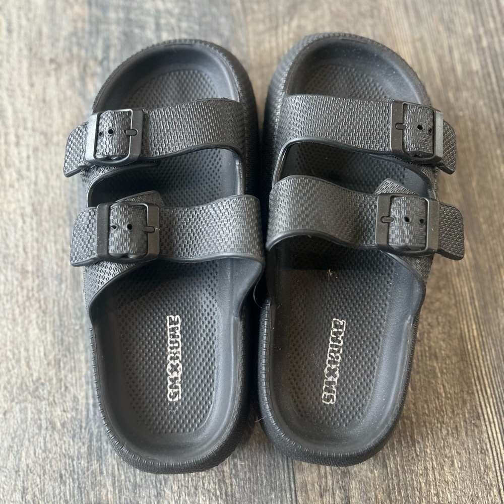 Cloud Sandals. Worn Once. Size 39-40. I am an 8 and wore them.